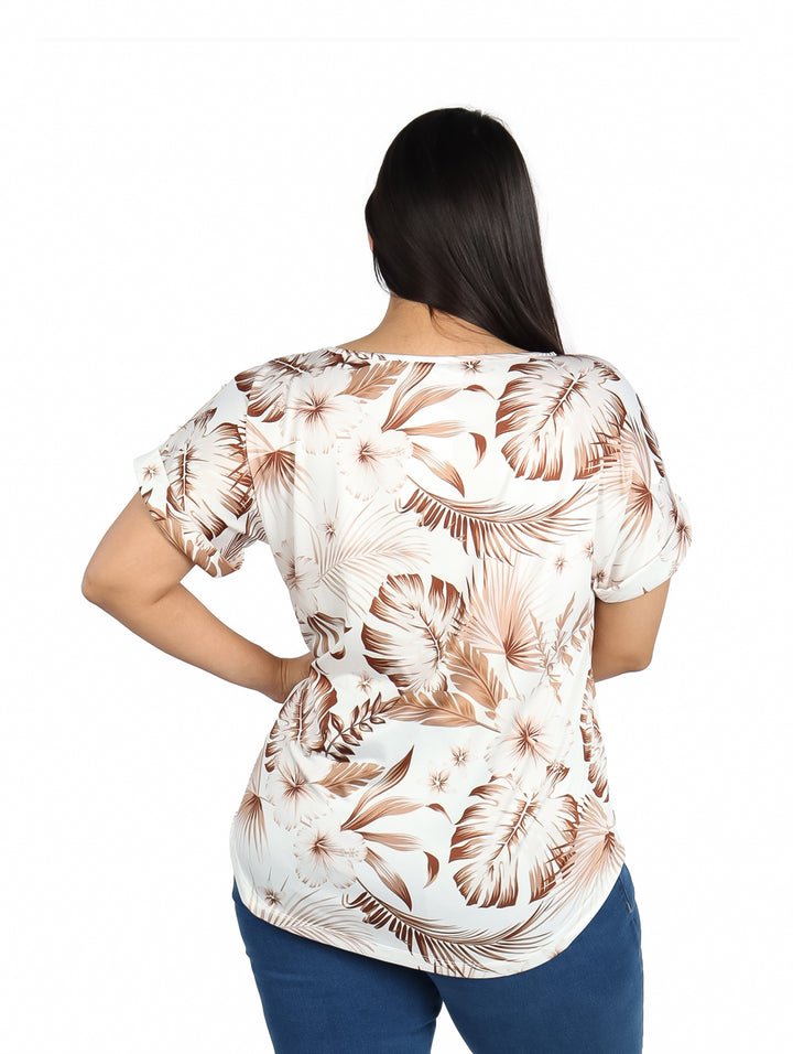 Blusa blanca para mujer con estampado de hojas tropicales en color café.