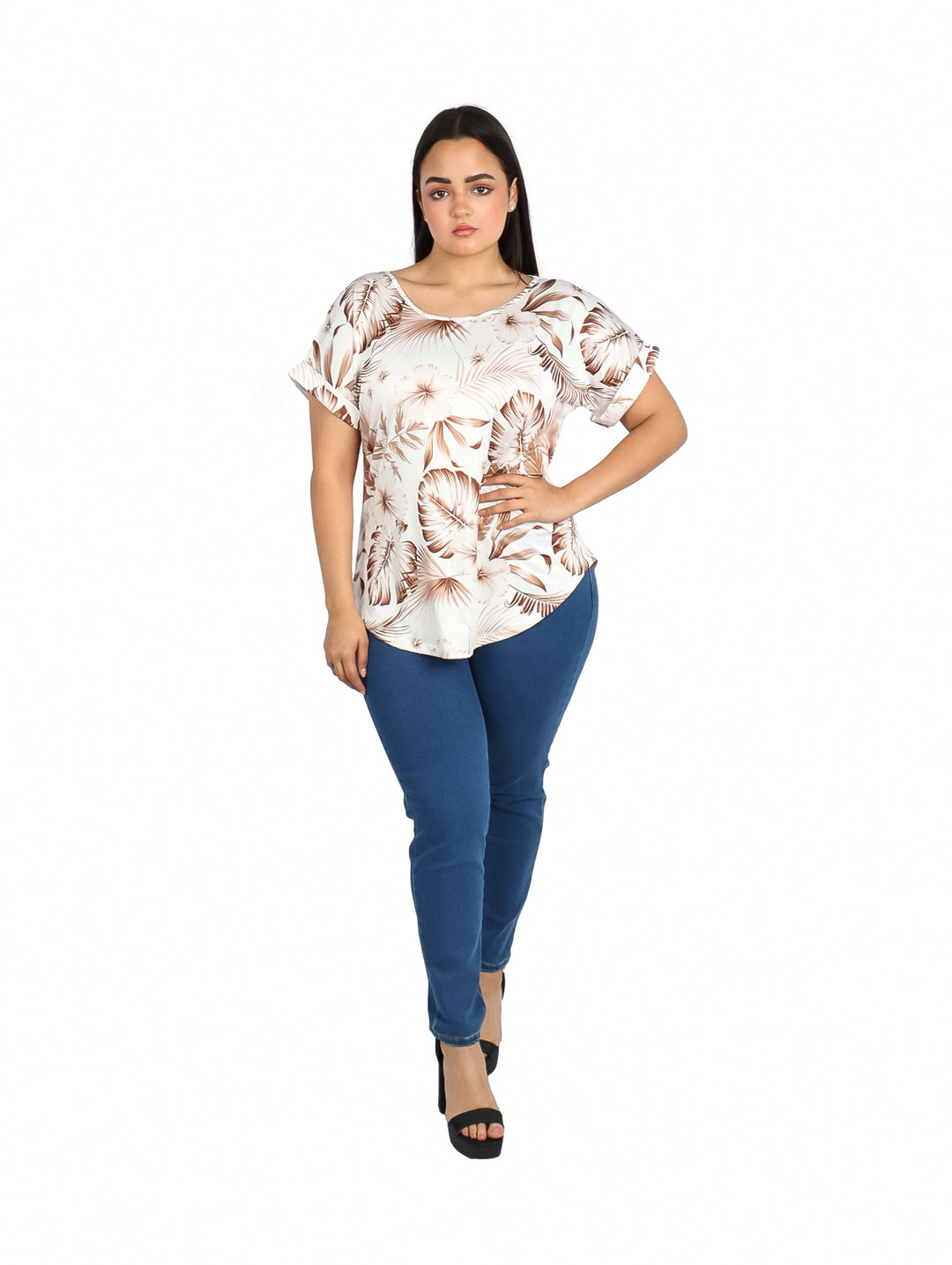 Blusa blanca para mujer con estampado de hojas tropicales en color café.
