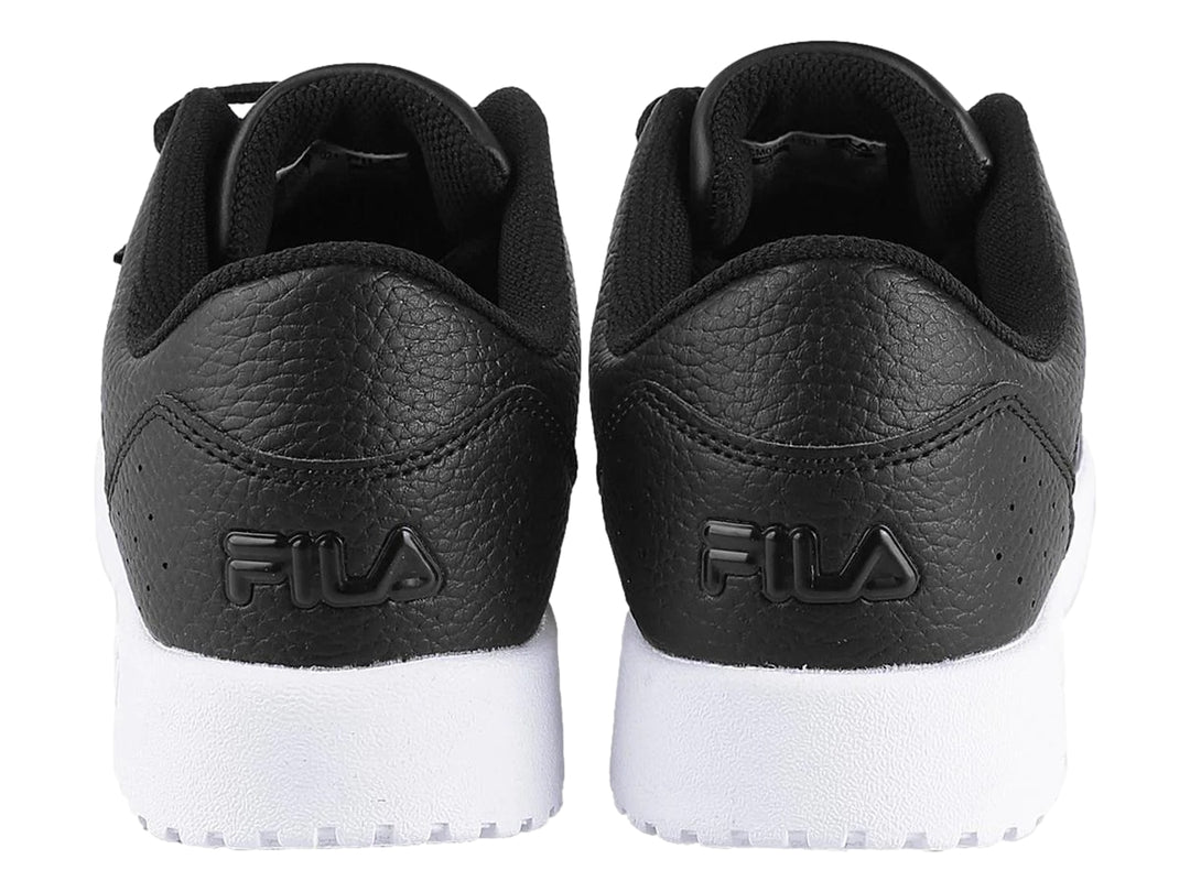 Tenis FILA Octavio Low color negro con suela blanca ancha y textura de cuero granulado.