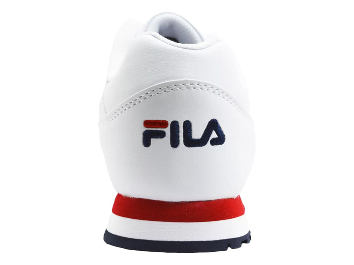 Tenis FILA blancos con franja roja y suela azul marino, vista lateral.