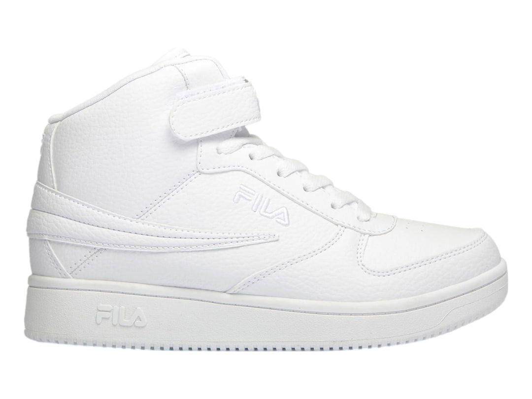 Tenis FILA de bota color blanco con agujetas y correa ajustable en el tobillo.