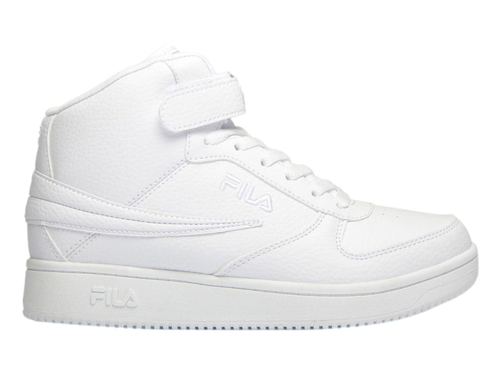 Tenis FILA de bota color blanco con agujetas y correa ajustable en el tobillo.