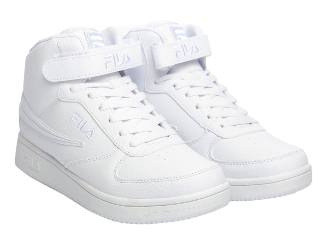 Tenis FILA de bota color blanco con agujetas y correa ajustable en el tobillo.