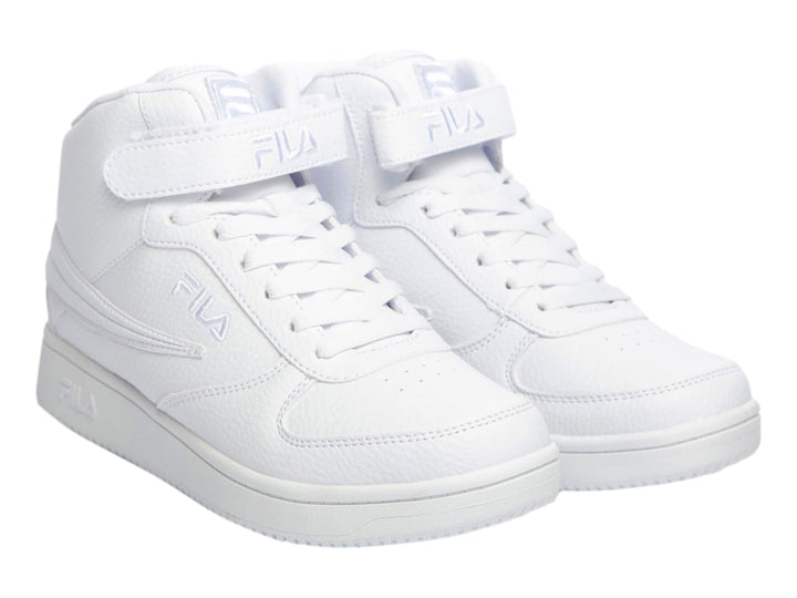 Tenis FILA de bota color blanco con agujetas y correa ajustable en el tobillo.