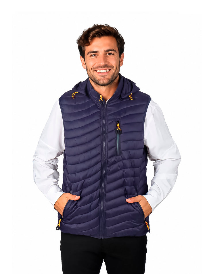 Hombre vistiendo un chaleco acolchado color navy con gorro y detalles en naranja.