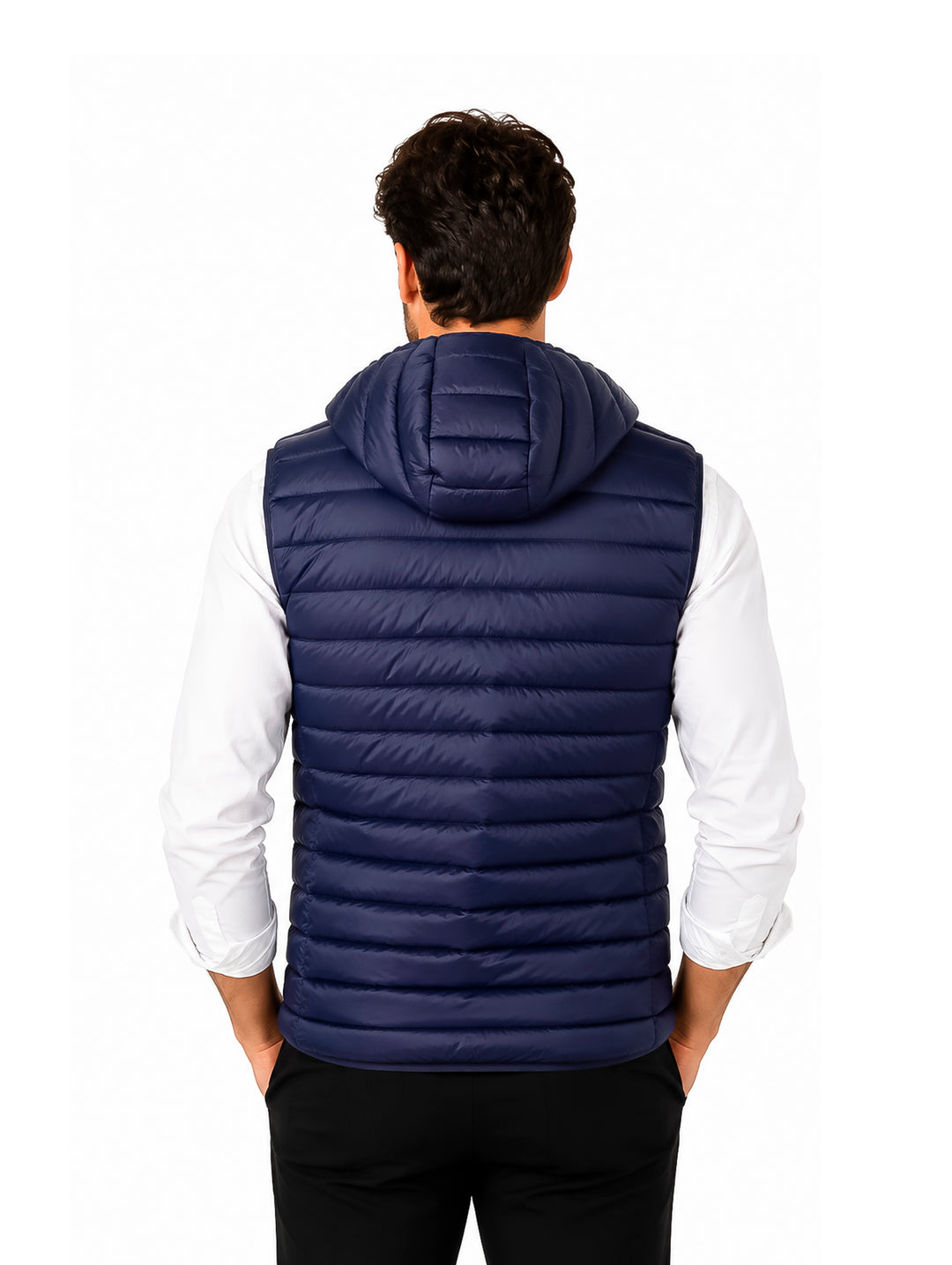 Hombre vistiendo un chaleco acolchado color navy con gorro y detalles en naranja.