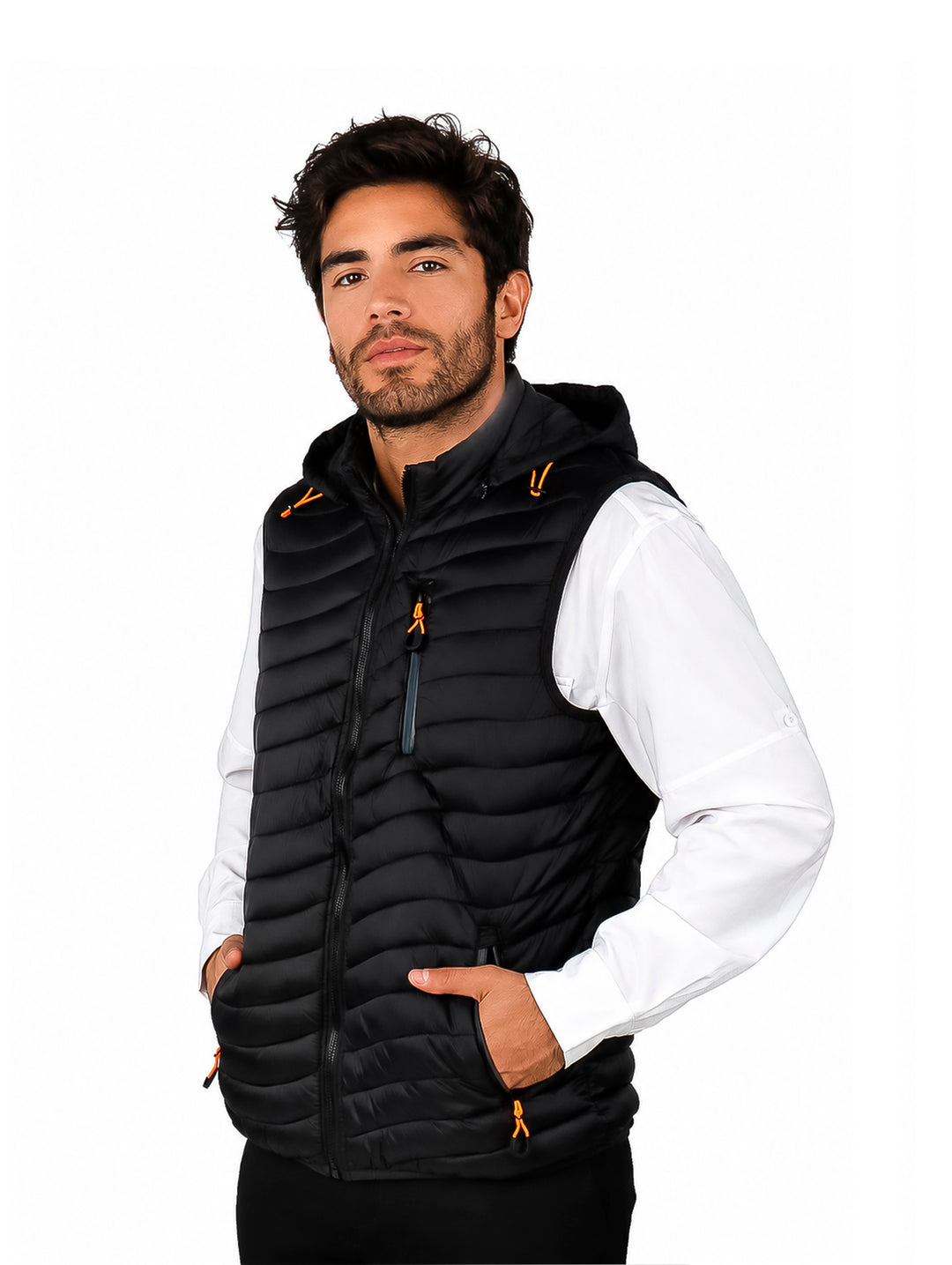 Hombre vistiendo un chaleco deportivo negro acolchado con gorro y detalles en naranja.