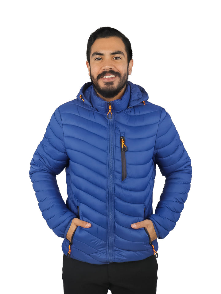 Hombre vistiendo chamarra acolchada color azul con gorro y detalles en naranja.