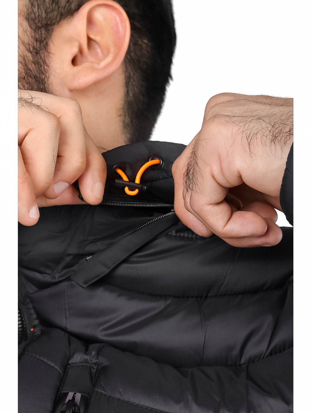 Hombre vistiendo chamarra negra acolchada con gorro y detalles en color naranja.