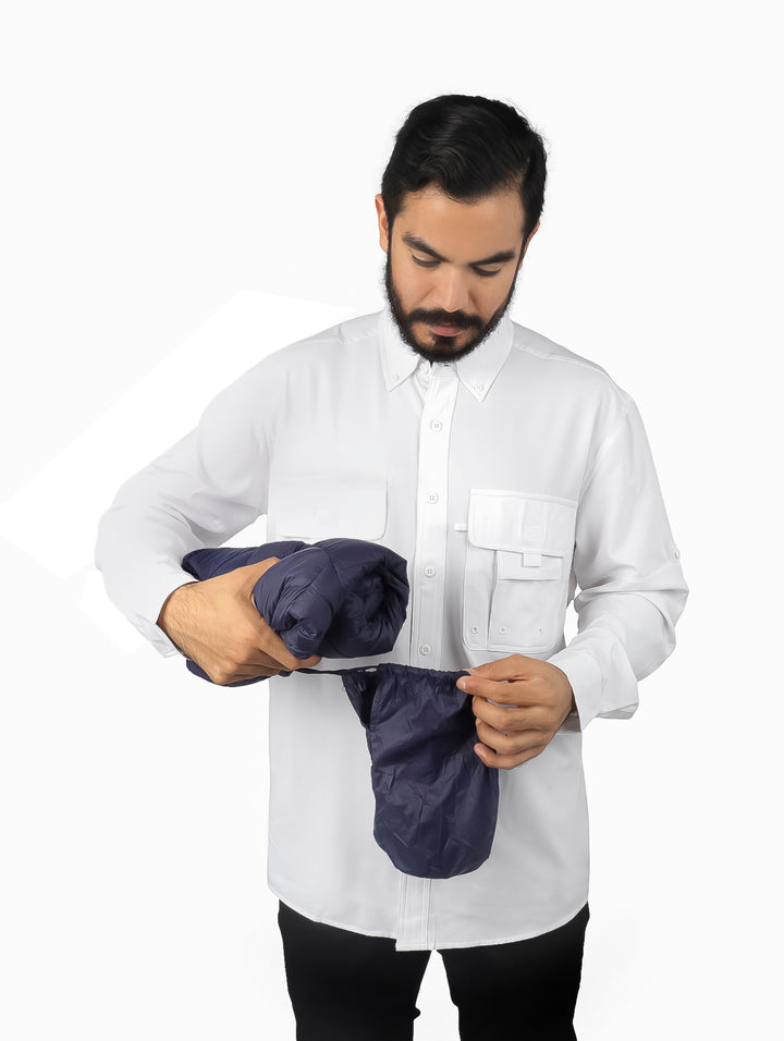 Hombre vistiendo una chamarra acolchada de pluma color azul marino con cuello alto y bolsillos laterales.