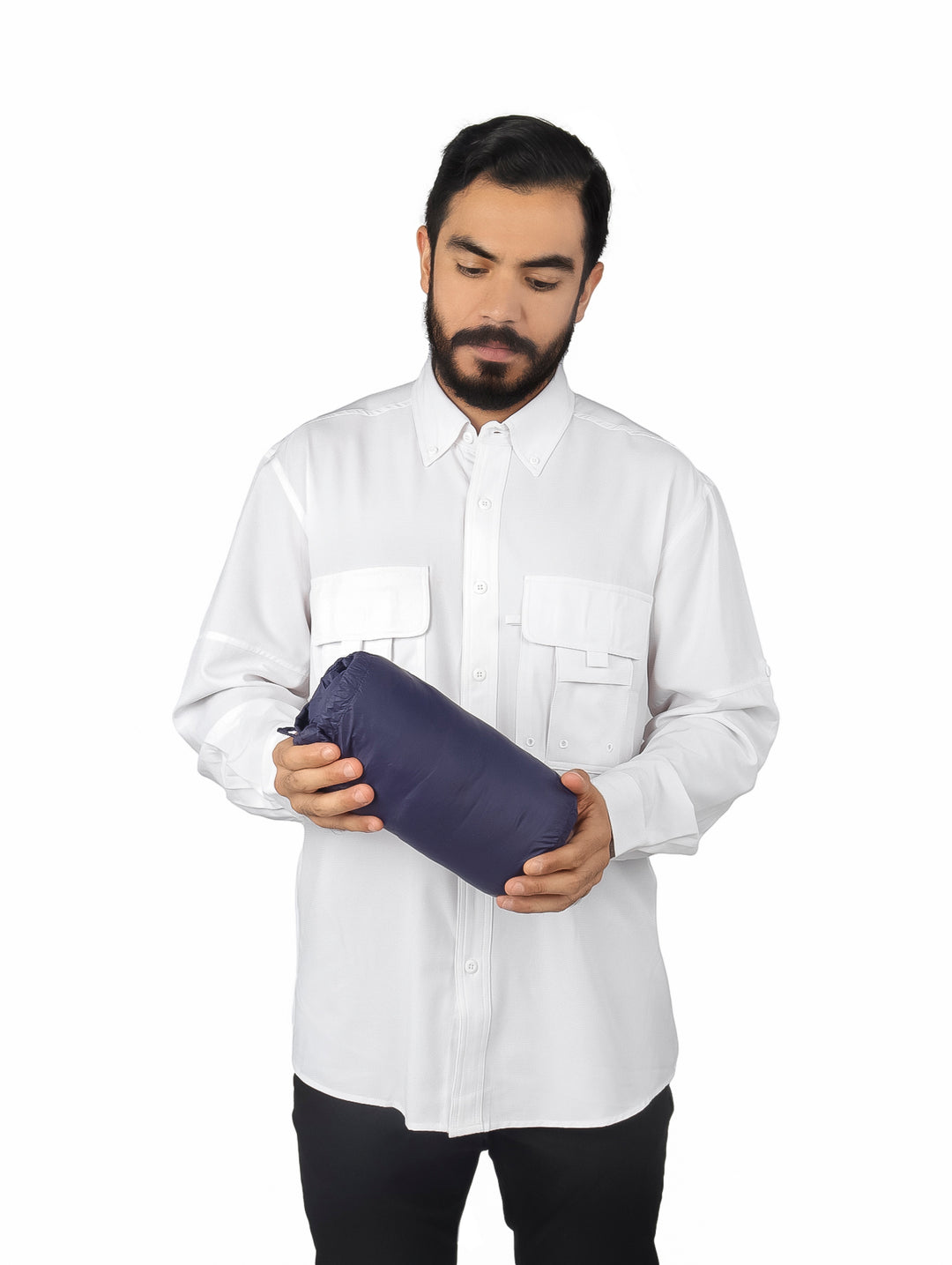 Hombre vistiendo una chamarra acolchada de pluma color azul marino con cuello alto y bolsillos laterales.
