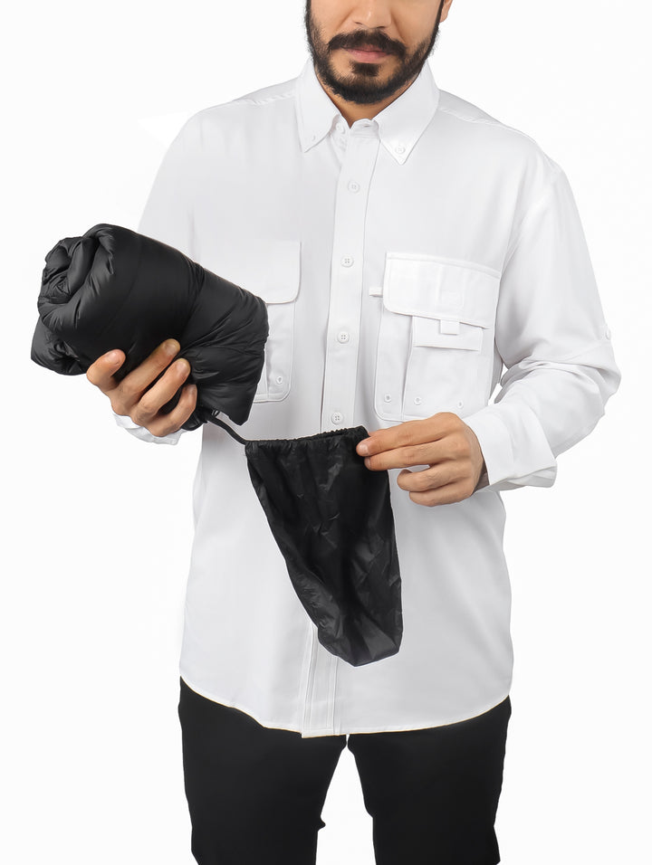 Hombre vistiendo una chamarra de pluma color negro con diseño acolchado y cuello alto.