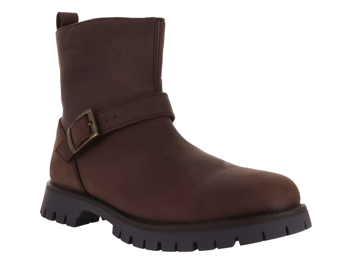 Bota casual color café con correa de hebilla y suela negra track.