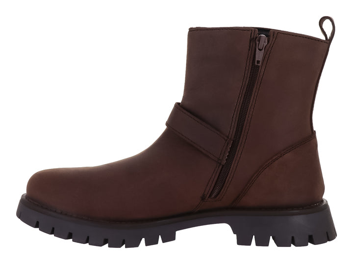 Bota casual color café con correa de hebilla y suela negra track.