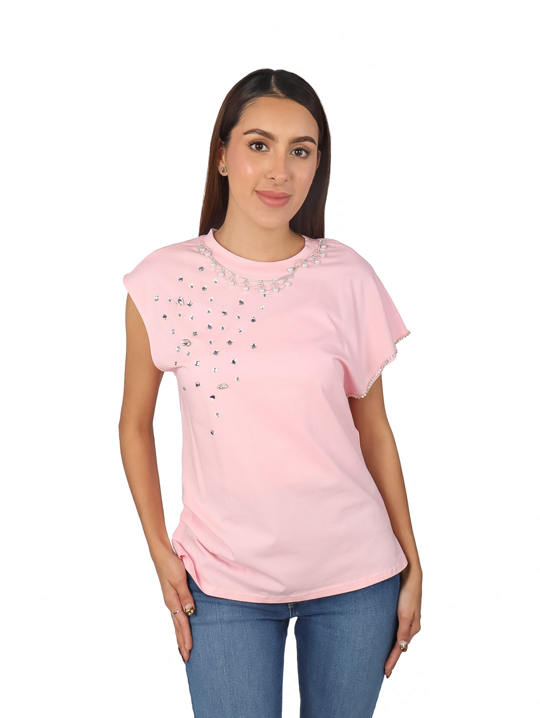 Mujer vistiendo una blusa rosa con detalles de pedrería en el hombro y cuello.