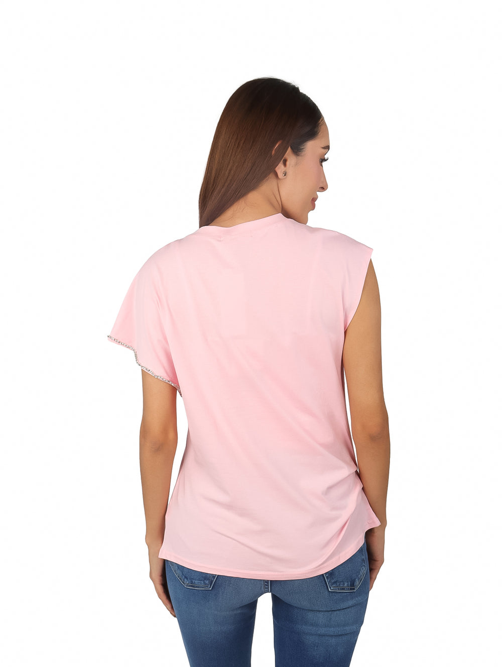Mujer vistiendo una blusa rosa con detalles de pedrería en el hombro y cuello.