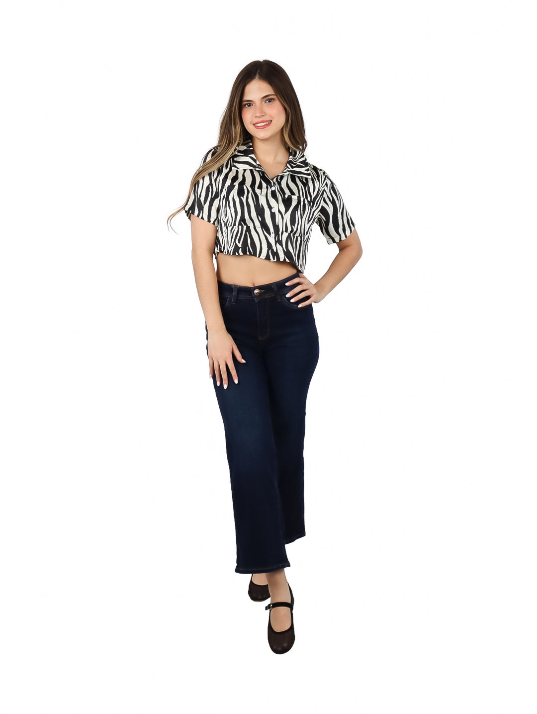 Mujer vistiendo blusa corta de satín con estampado de cebra en colores negro y blanco.