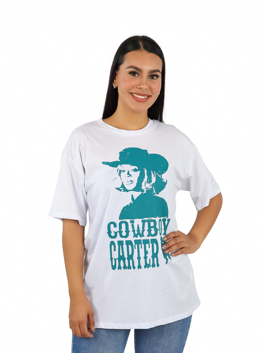 Mujer vistiendo camiseta oversize blanca con estampado gráfico en color verde de Cowboy Carter.