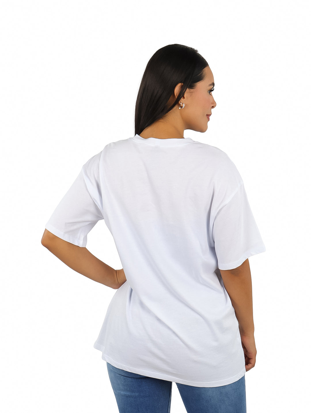 Mujer vistiendo camiseta oversize blanca con estampado gráfico en color verde de Cowboy Carter.
