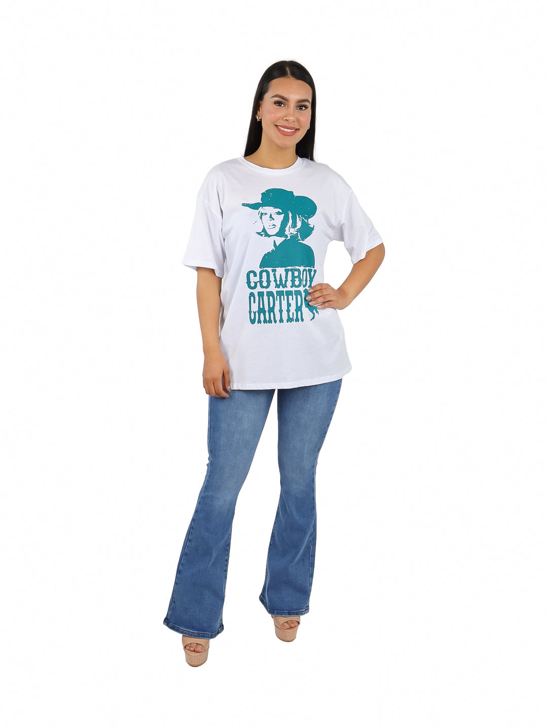 Mujer vistiendo camiseta oversize blanca con estampado gráfico en color verde de Cowboy Carter.