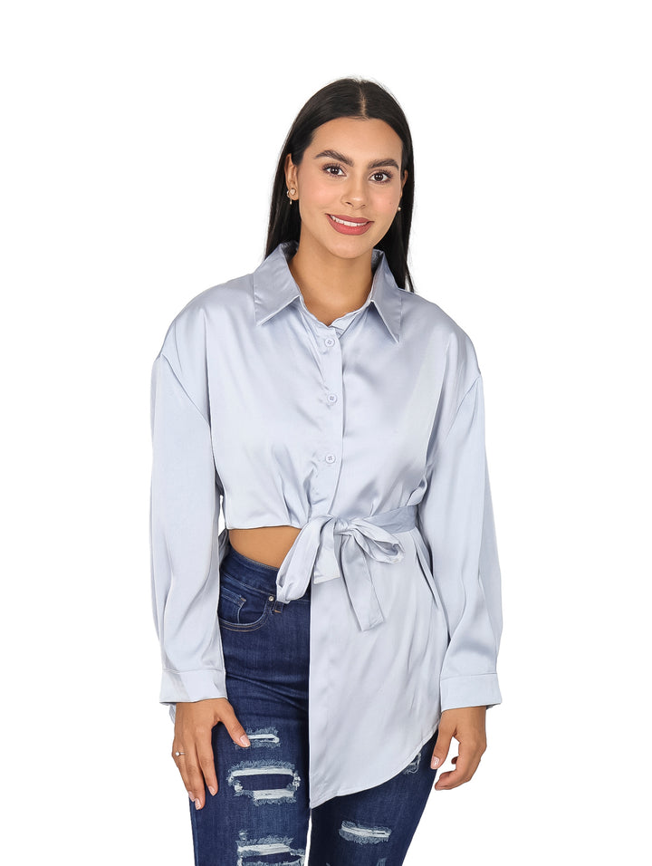 Camisa gris de manga larga con corte asimétrico y lazo ajustable en la cintura.