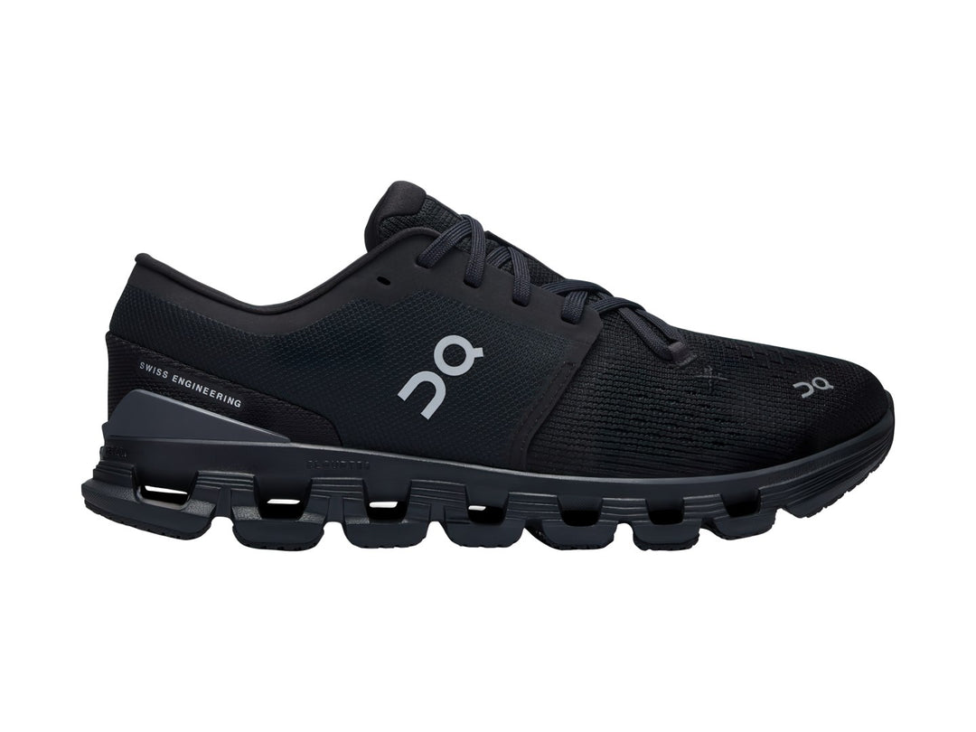 Tenis deportivos On Cloud en color negro con suela tecnológica y logotipo blanco lateral.