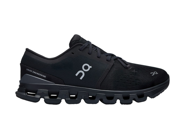 Tenis deportivos On Cloud en color negro con suela tecnológica y logotipo blanco lateral.