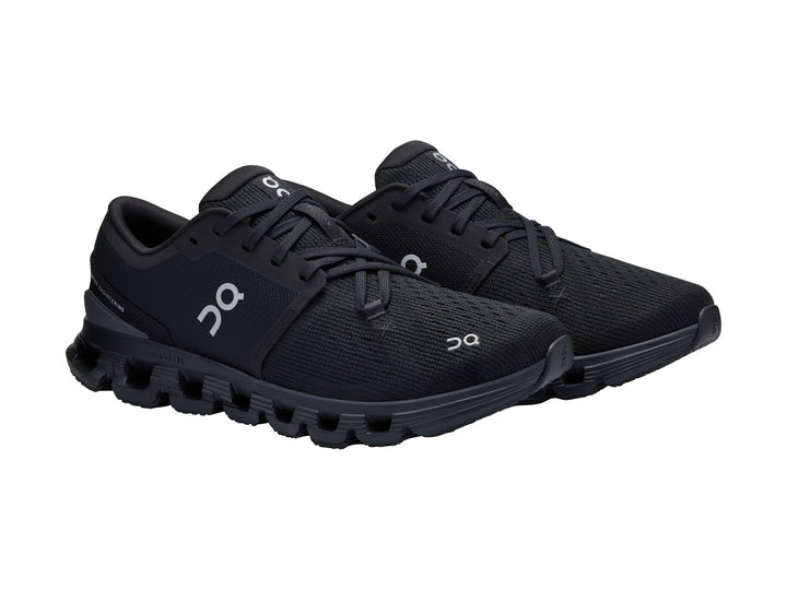 Tenis deportivos On Cloud en color negro con suela tecnológica y logotipo blanco lateral.