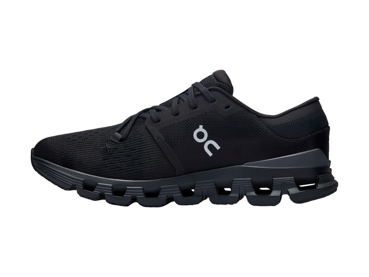 Tenis deportivos On Cloud en color negro con suela tecnológica y logotipo blanco lateral.