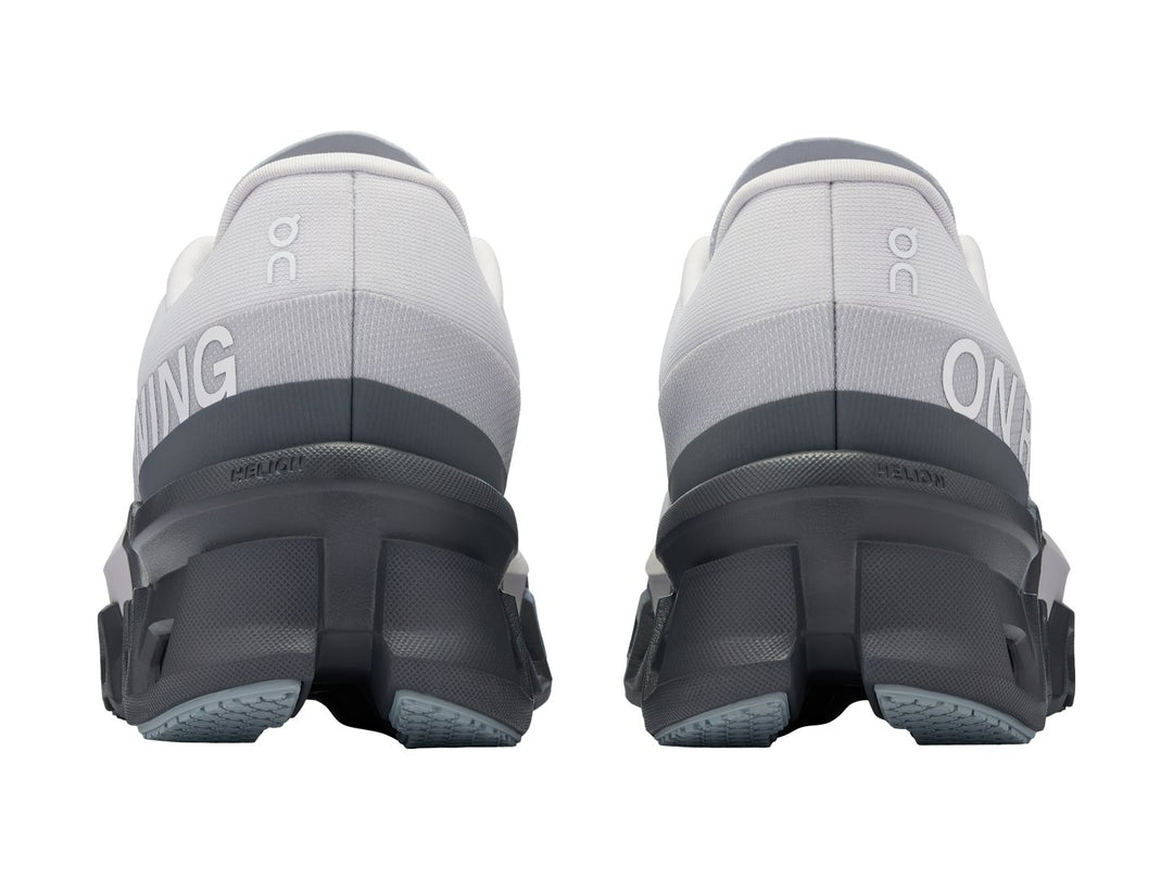 Tenis deportivos ON Cloudmonster 2 color Frost Rock con suela gris oscuro y malla gris claro.