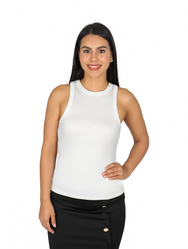 Mujer vistiendo una blusa sin mangas de color plata con textura acanalada y brillante.