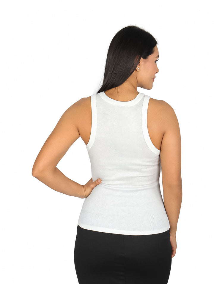 Mujer vistiendo una blusa sin mangas de color plata con textura acanalada y brillante.
