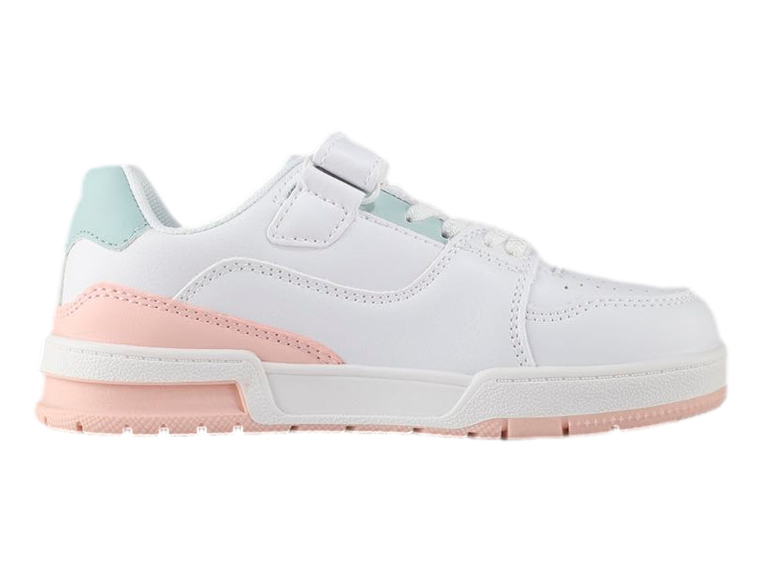 Tenis deportivos blancos con detalles en rosa y azul claro y cierre de velcro.