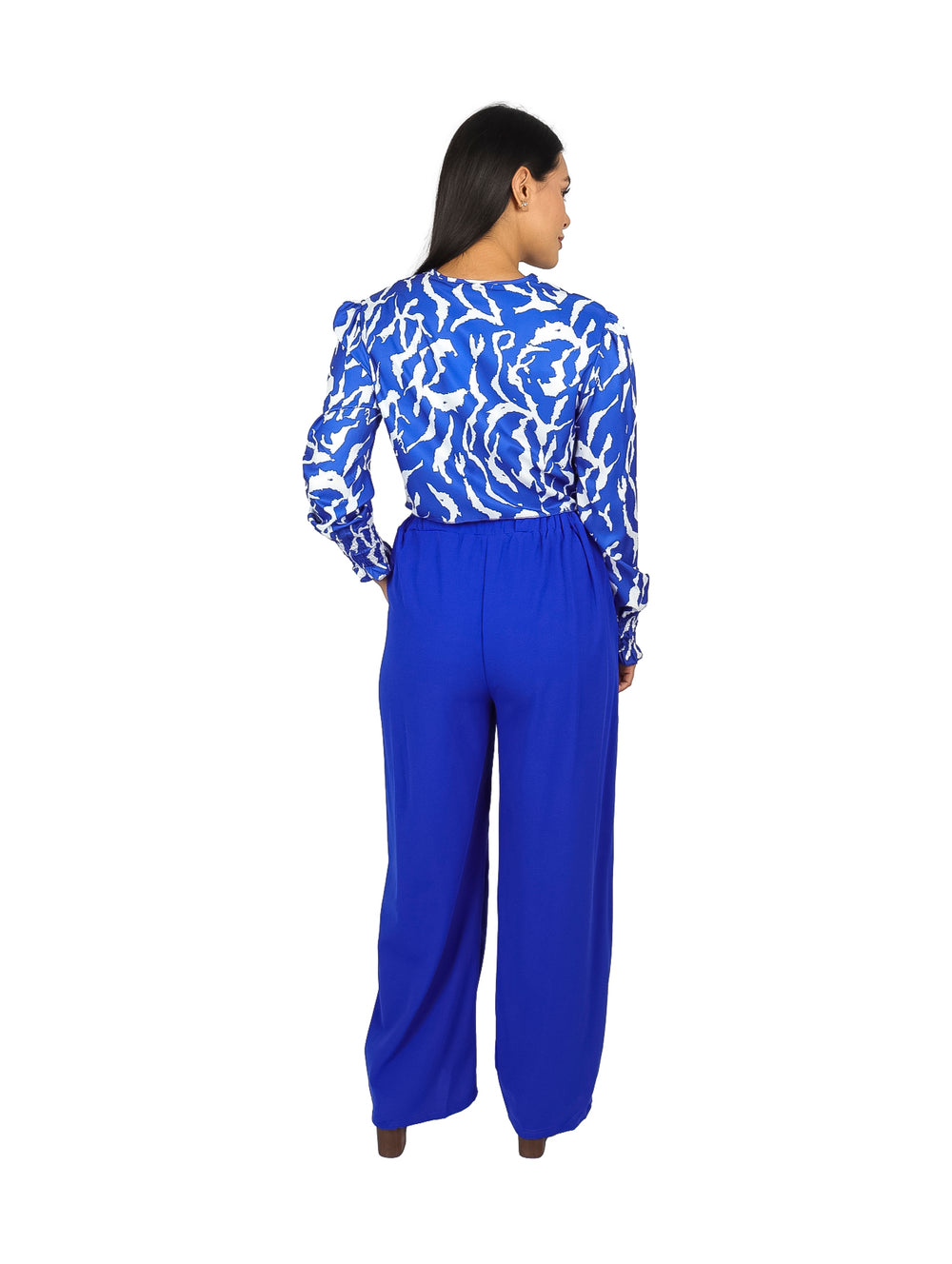 Conjunto de blusa estampada en azul y blanco con pantalón azul de pierna ancha.