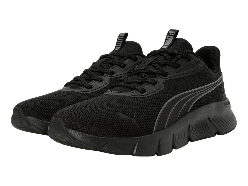 Tenis deportivos PUMA color negro con detalles en gris oscuro y suela flexible.