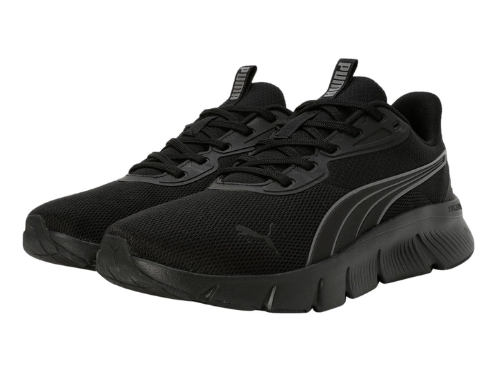 Tenis deportivos PUMA color negro con detalles en gris oscuro y suela flexible.