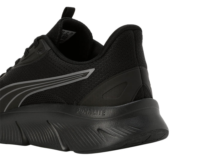 Tenis deportivos PUMA color negro con detalles en gris oscuro y suela flexible.