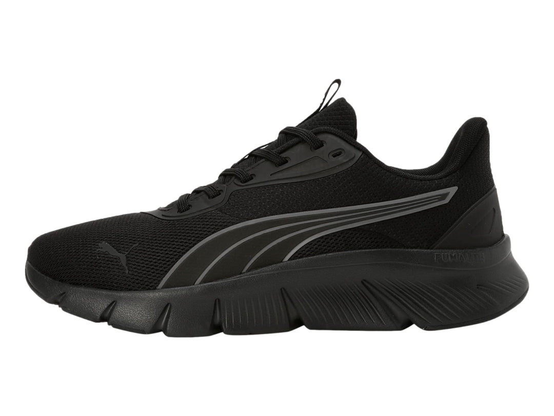 Tenis deportivos PUMA color negro con detalles en gris oscuro y suela flexible.