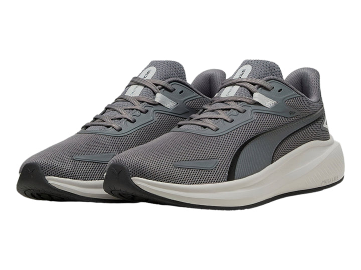 Tenis deportivos PUMA Skyrocket Lite en color gris oscuro y gris claro con suela blanca.