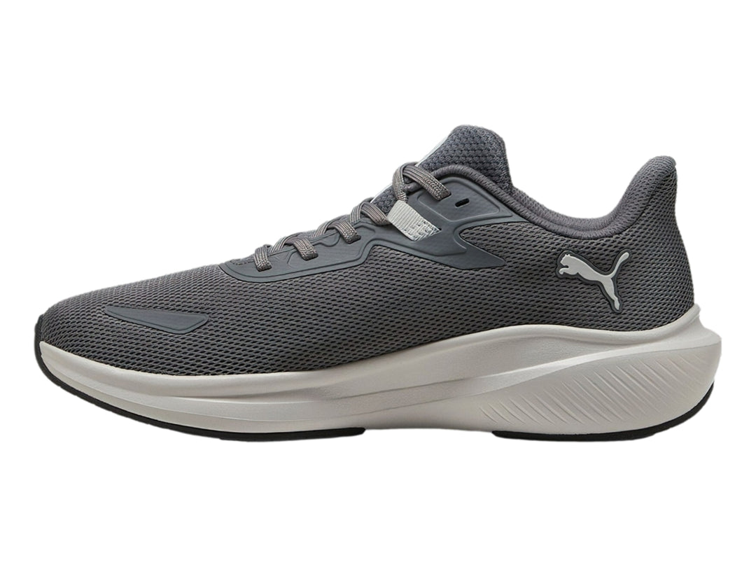 Tenis deportivos PUMA Skyrocket Lite en color gris oscuro y gris claro con suela blanca.