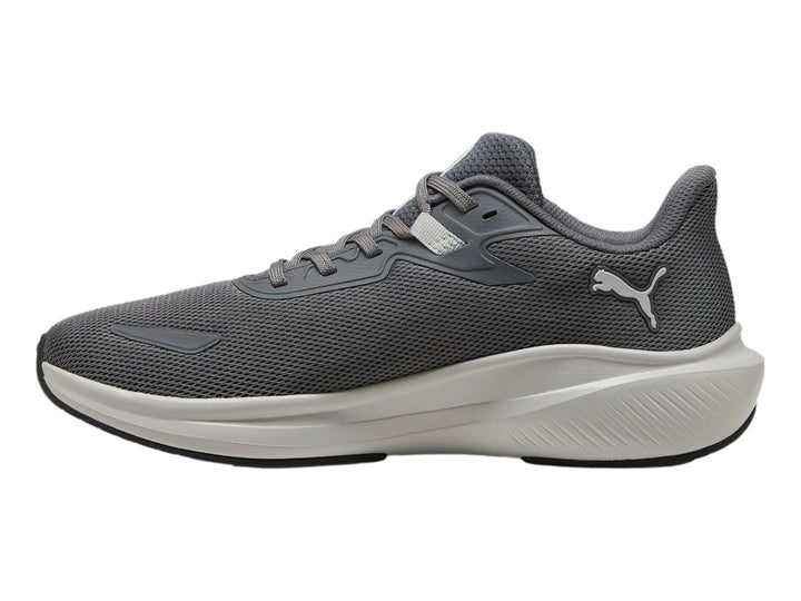 Tenis deportivos PUMA Skyrocket Lite en color gris oscuro y gris claro con suela blanca.