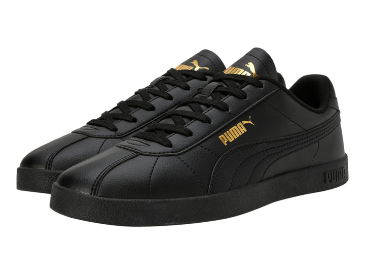 Tenis PUMA Club II SL en color negro total con detalles dorados mínimos, vista lateral.