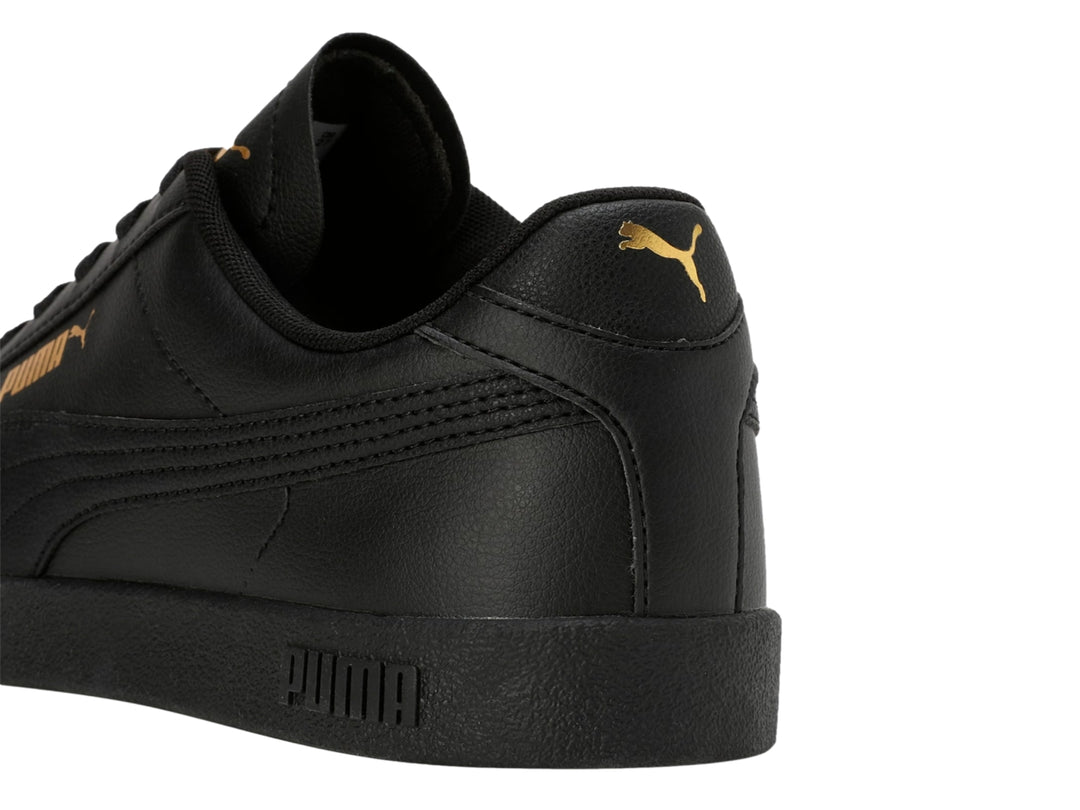 Tenis PUMA Club II SL en color negro total con detalles dorados mínimos, vista lateral.