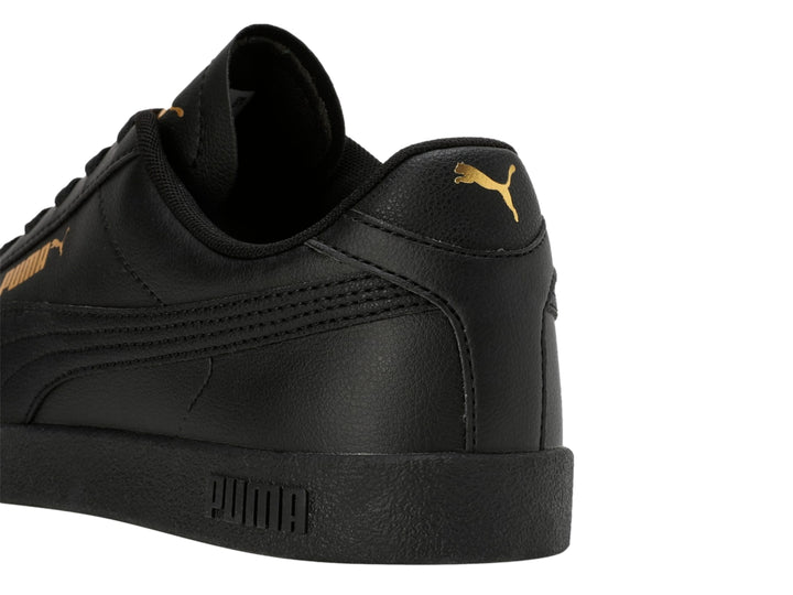 Tenis PUMA Club II SL en color negro total con detalles dorados mínimos, vista lateral.