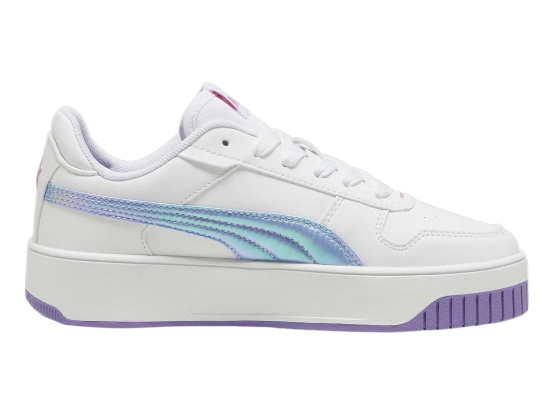 Tenis PUMA blancos con suela de plataforma lavanda y franja lateral iridiscente.