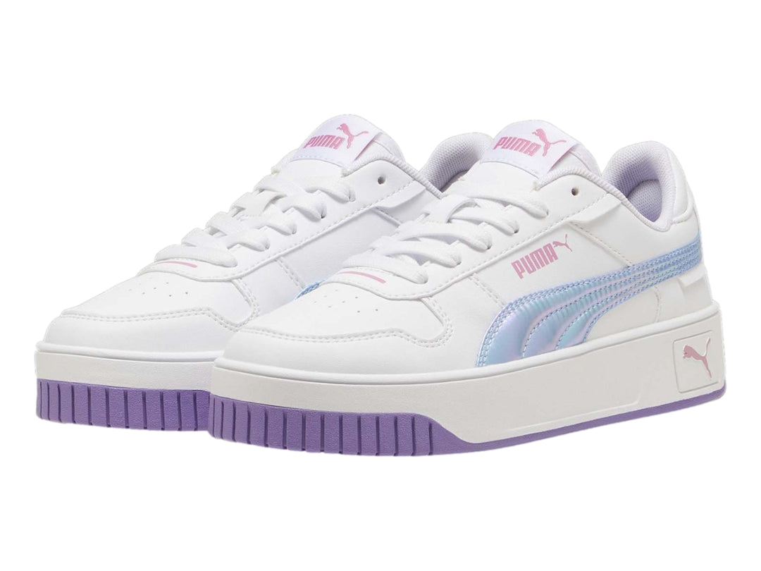 Tenis PUMA blancos con suela de plataforma lavanda y franja lateral iridiscente.