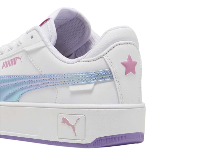 Tenis PUMA blancos con suela de plataforma lavanda y franja lateral iridiscente.