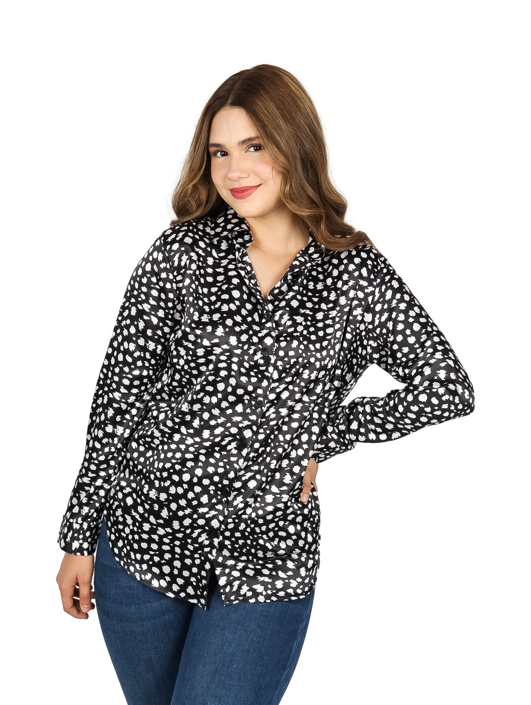 Mujer vistiendo camisa de manga larga con estampado animal print en colores negro y blanco.