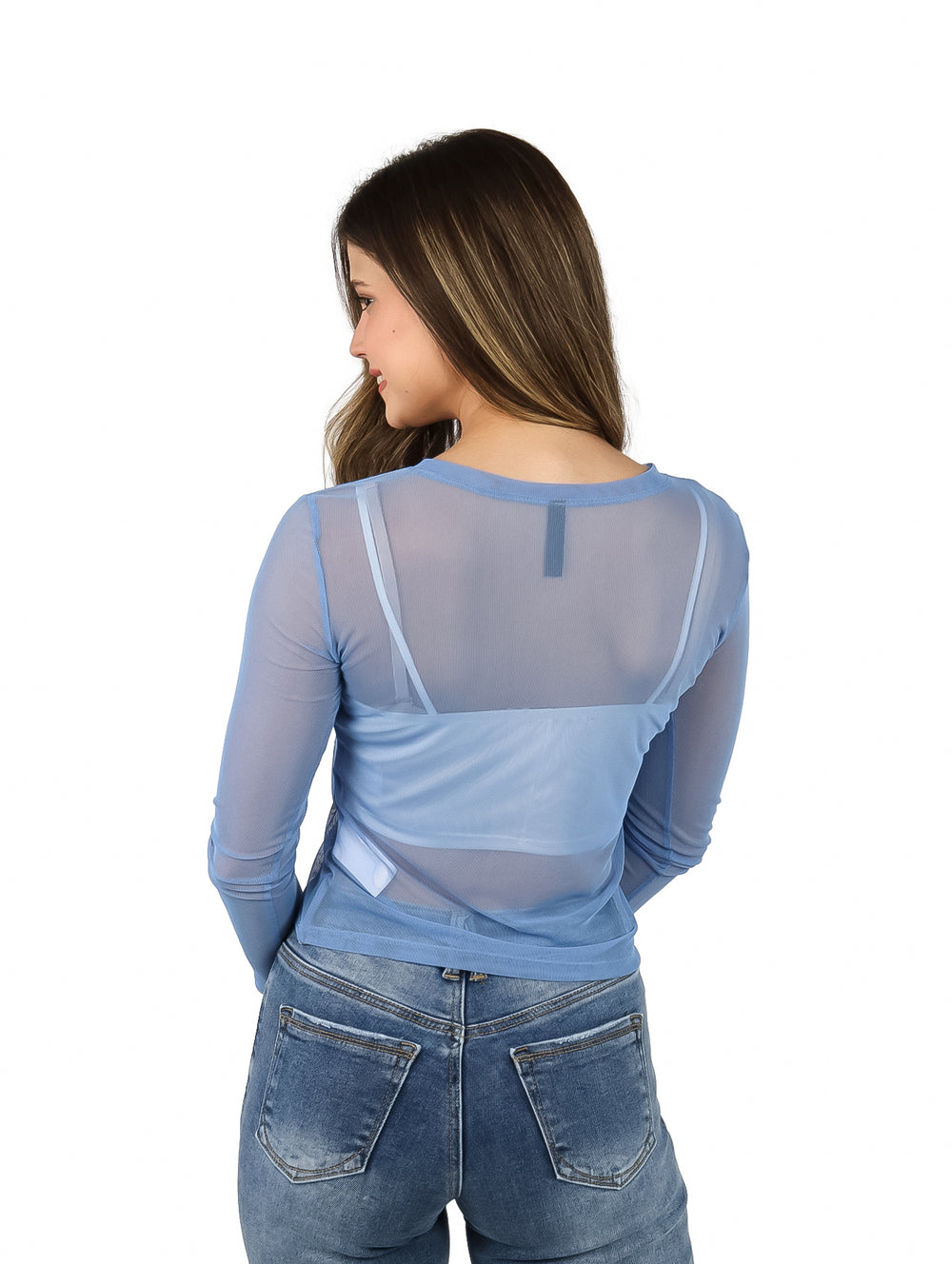 Mujer vistiendo blusa azul transparente de manga larga con estampado gráfico frontal y jeans azules.