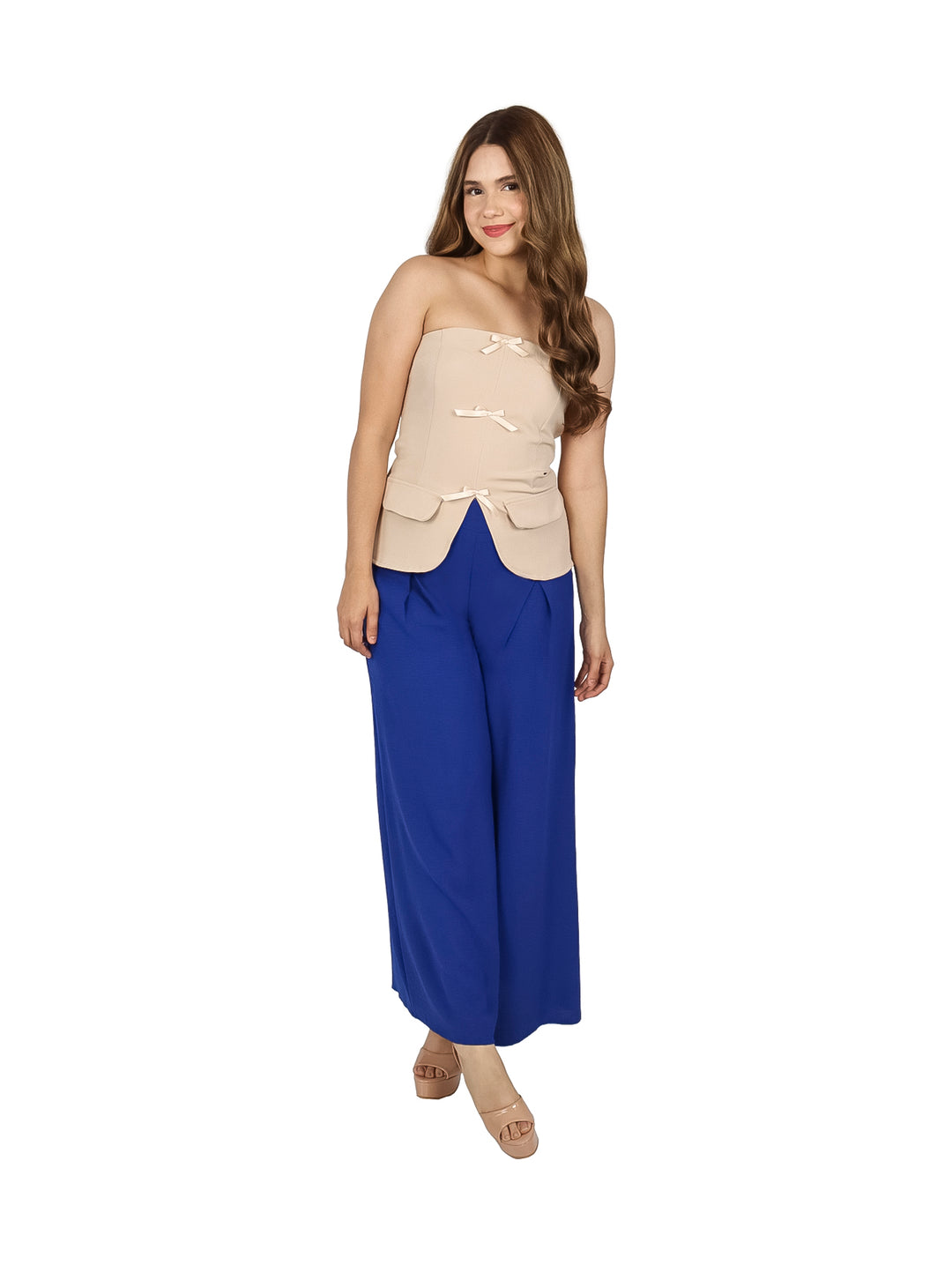 Mujer vistiendo un top strapless color beige con tres moños decorativos al frente.